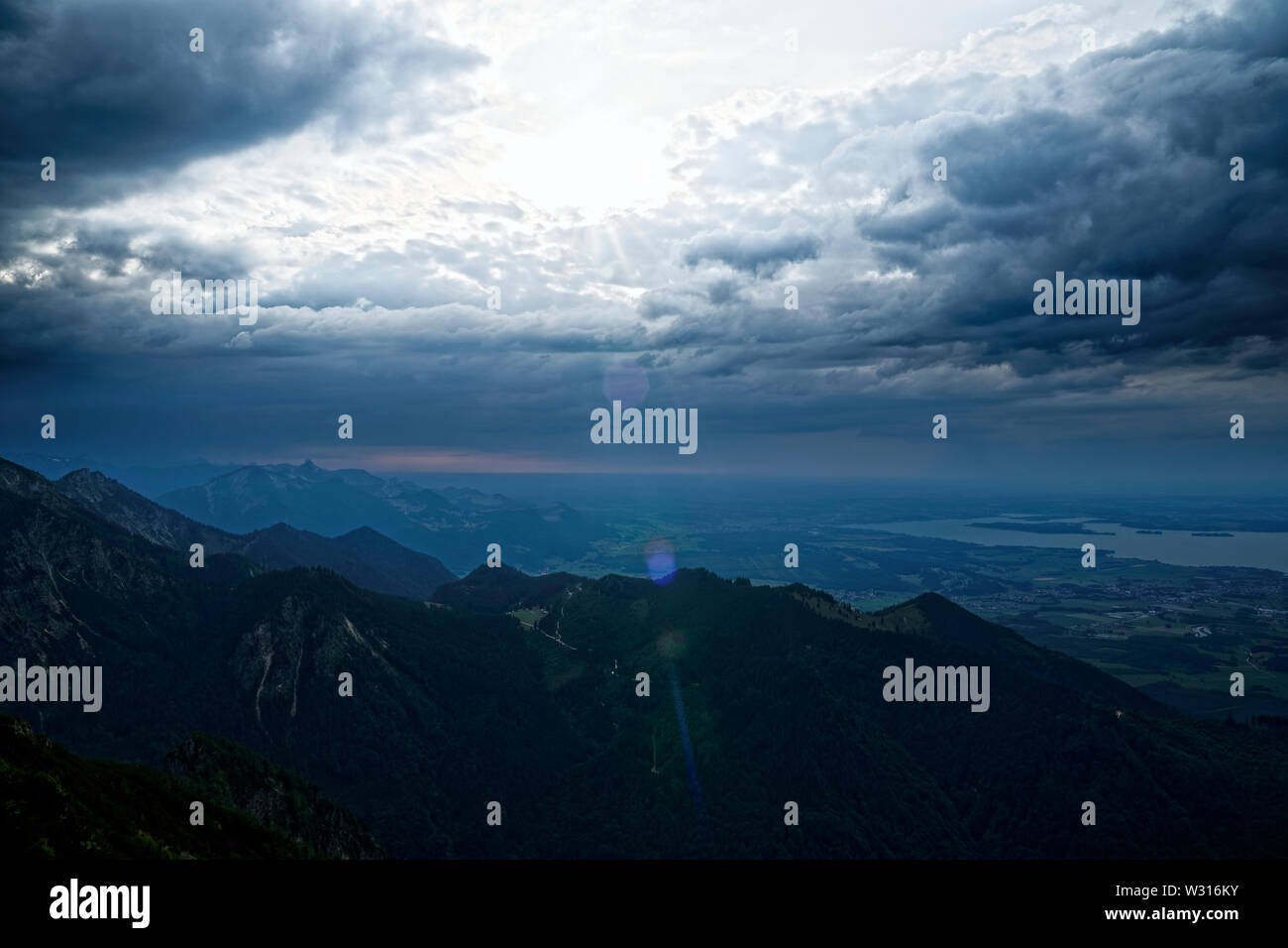 Orange mountain ciel avec nuages de tempête et d'afficher de Chiemsee en Bavière de Hochfelln moutain Banque D'Images