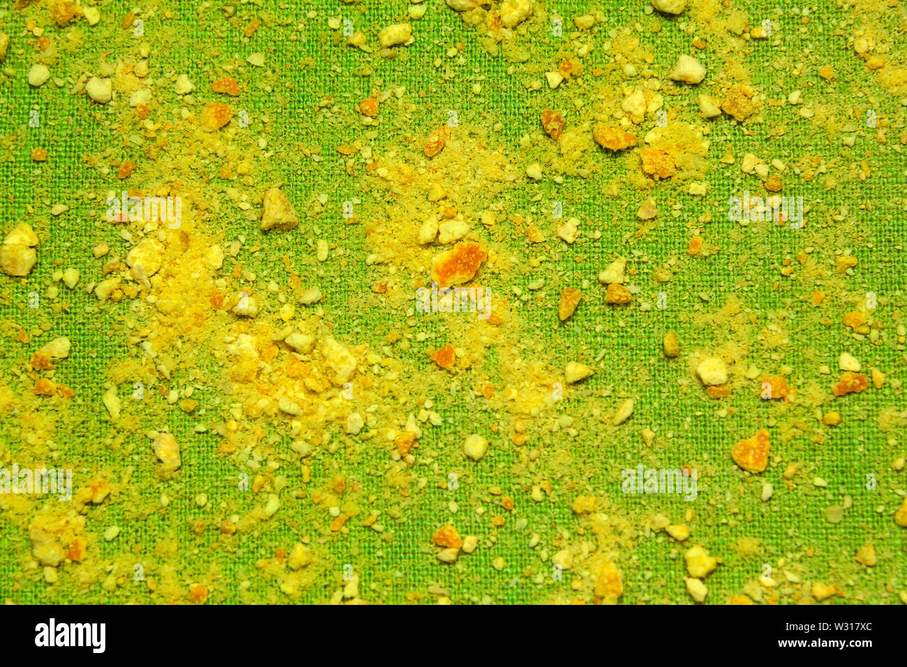 Crumb orange sur fond vert. Abstract. Banque D'Images
