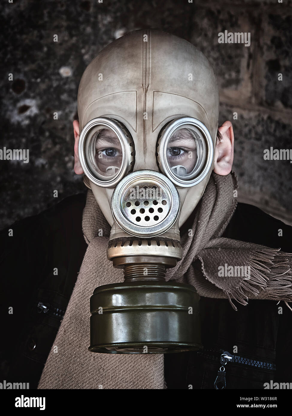 L'homme dans un vieux masque à gaz libre Banque D'Images