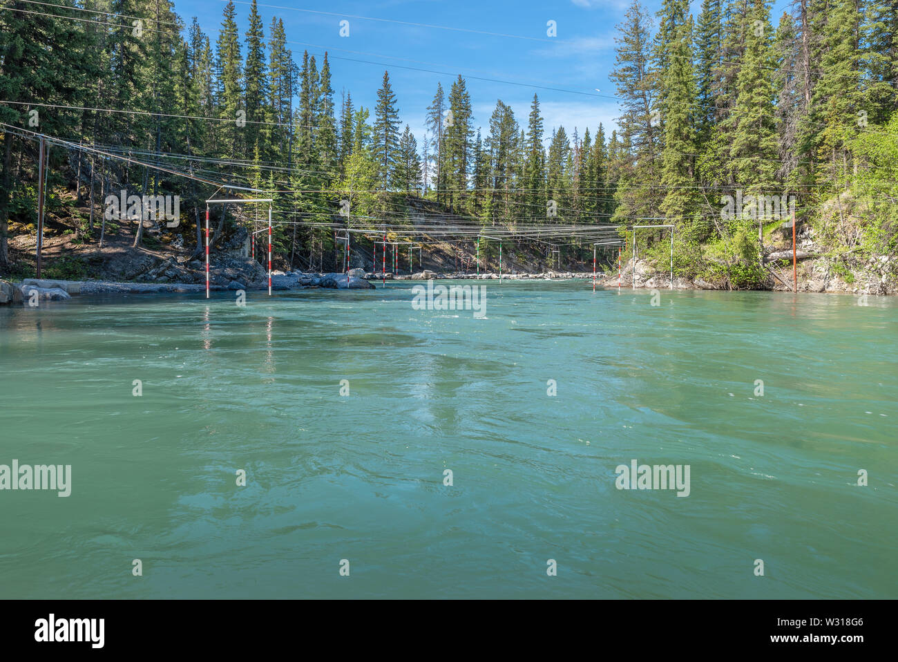 Course d'obstacles d'eau sur la rivière Kananaskis en Alberta, Canada Banque D'Images