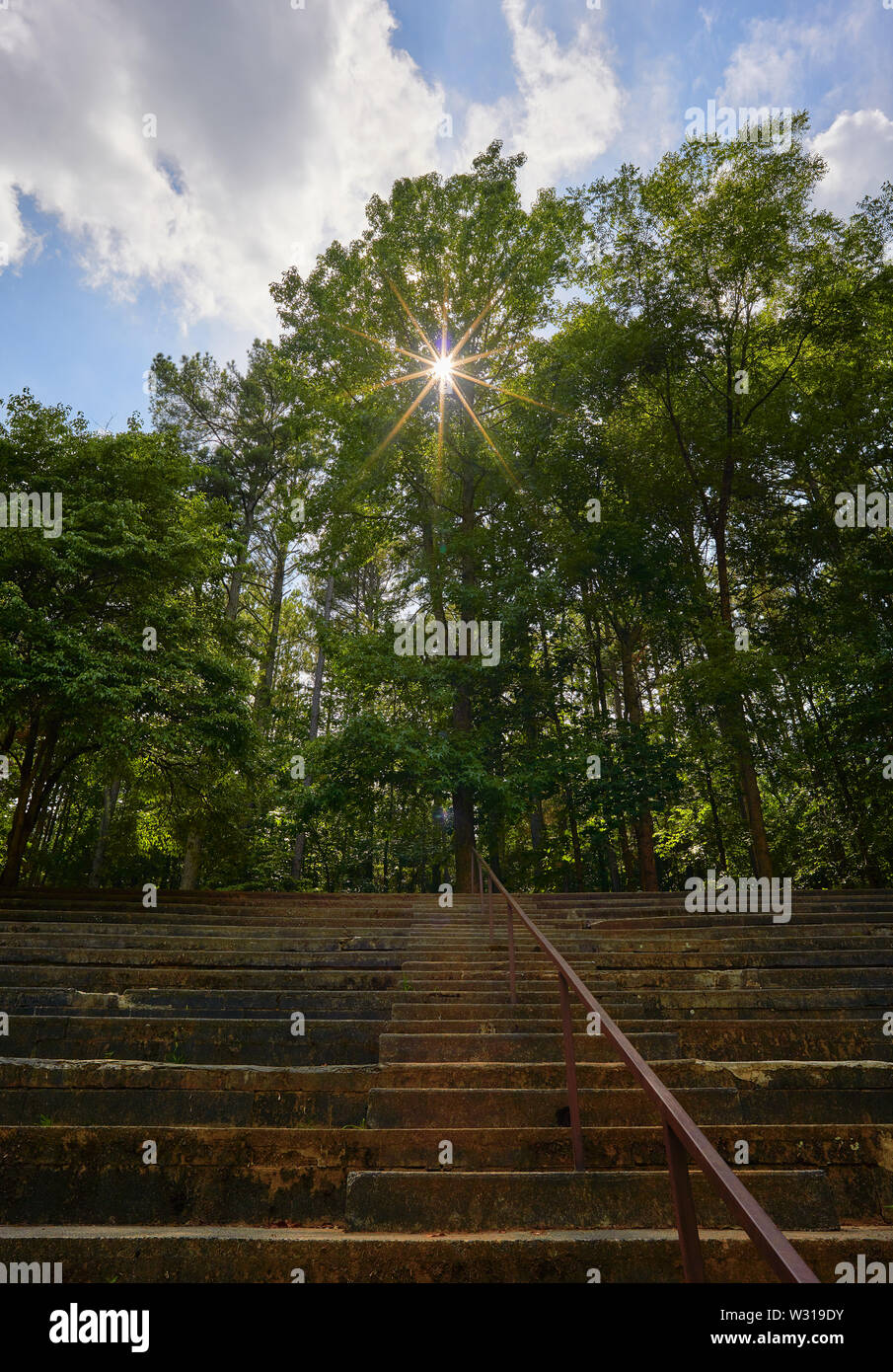 Une vue sur le grand stand à Occoneechee Speedway Trail à Hillsborough, NC est le seul chemin de la première saison de NASCAR 1949. Banque D'Images
