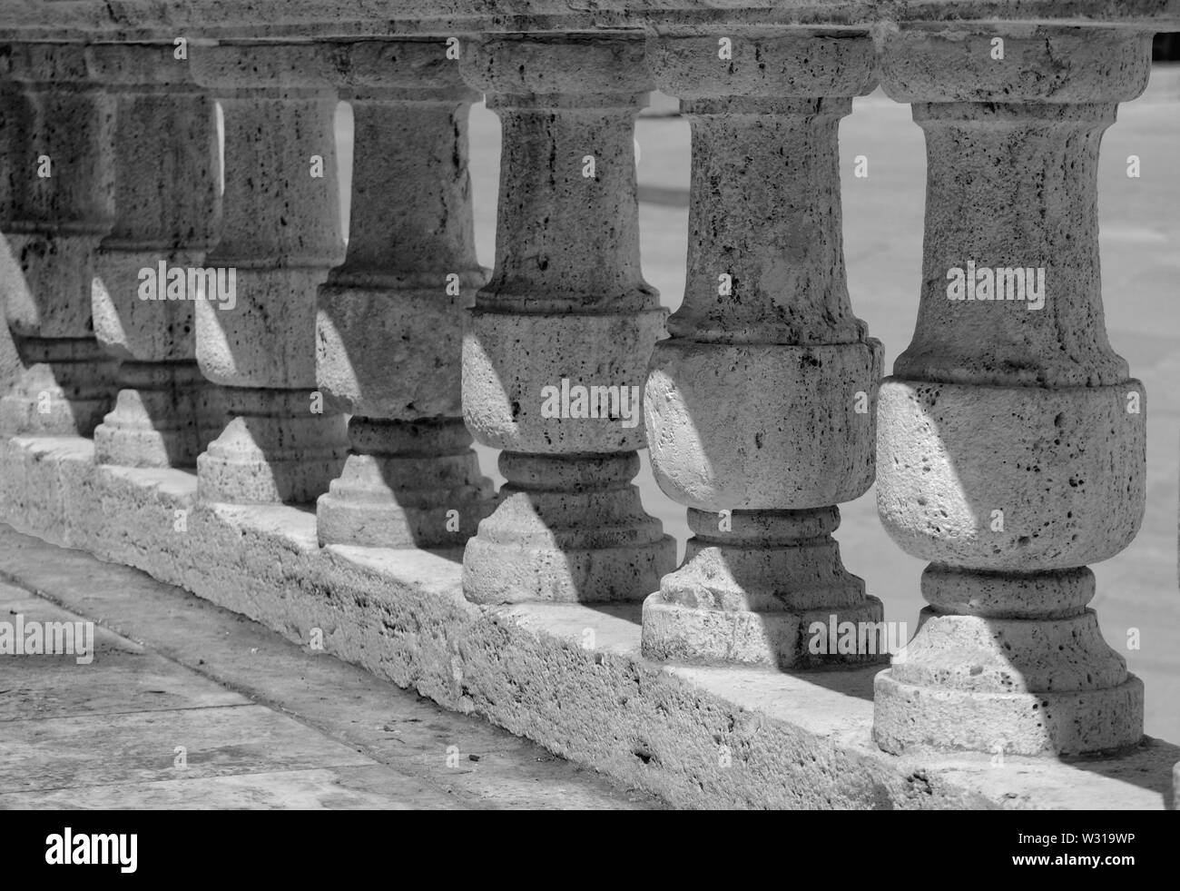 Les colonnes antiques dans une rangée, sous les rayons du soleil Banque D'Images