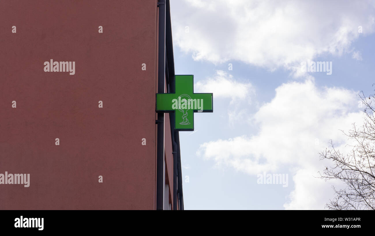 Logo pharmacie sur un côté du bâtiment. Banque D'Images