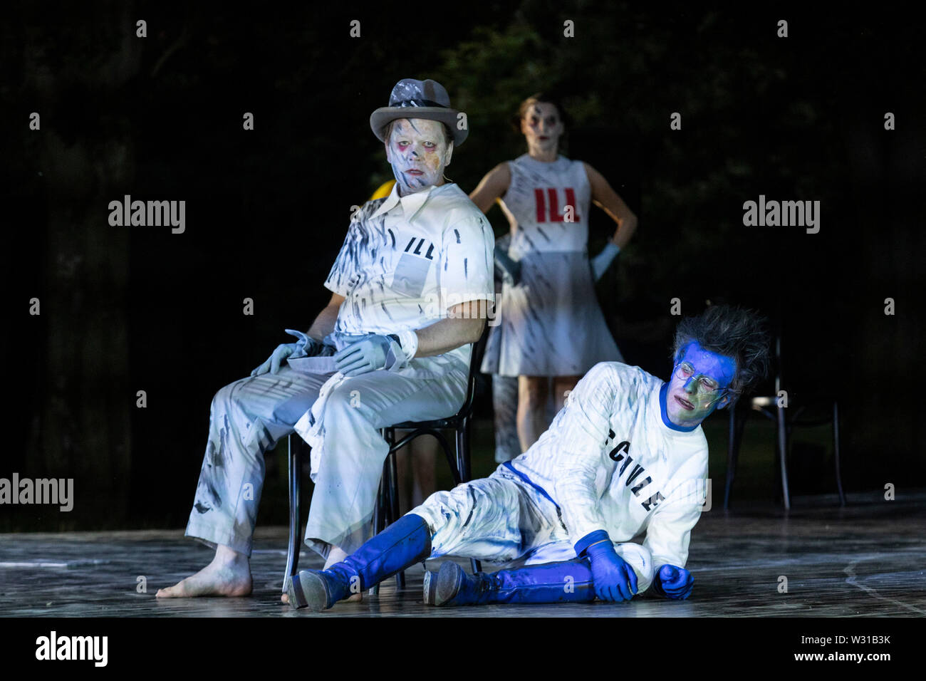 Mülheim an der Ruhr, Allemagne. 5 juillet 2019. L-R : Cassiusone Bork, Dagmar Geppert, Mario Neumann. Théâtre an der Ruhr performes durant la saison dans Raffelbergpark Weiße Nächte la Friedrich Dürrenmatt jouer "der Besuch der alten Dame' (la visite) réalisé par Albrecht Hirche. Avec Albert Alfred Bork (mauvais) et Gabriella Weber (Alte Dame, Claire Zachanassian). L'open-air les représentations ont lieu du 4 au 7 juillet 2019. Banque D'Images