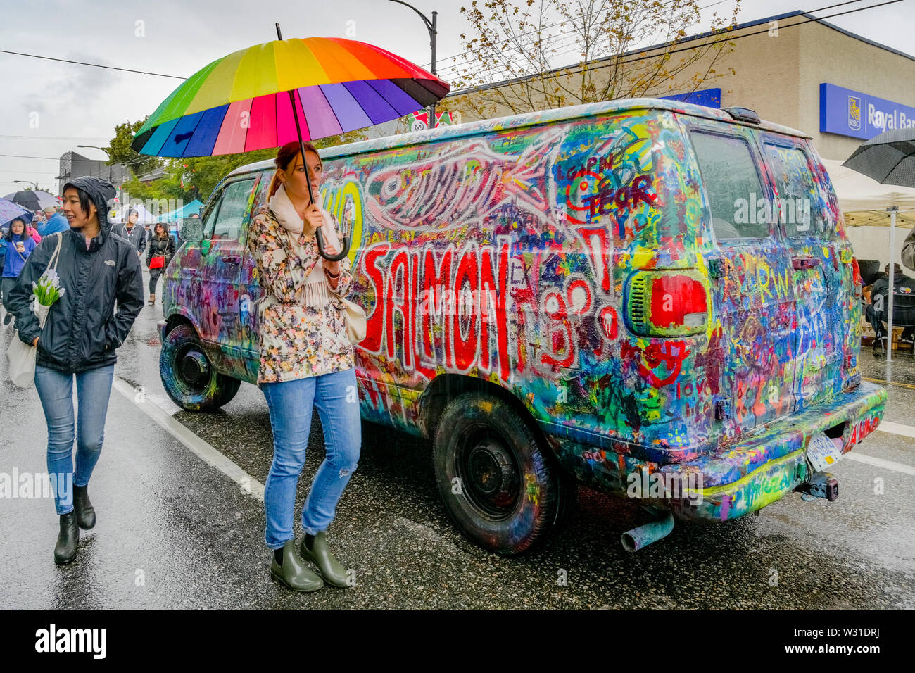 Style Hippie peint sauvagement van, la Journée sans voiture, Commercial Drive, Vancouver, British Columbia, Canada Banque D'Images