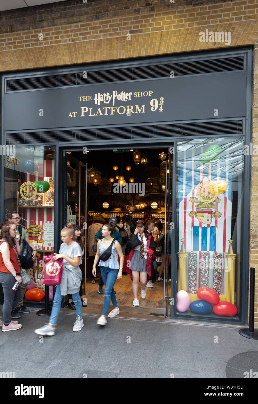 La gare de Kings Cross boutique Harry Potter à la plate-forme 9 3/4, la gare de Kings Cross, London UK Banque D'Images