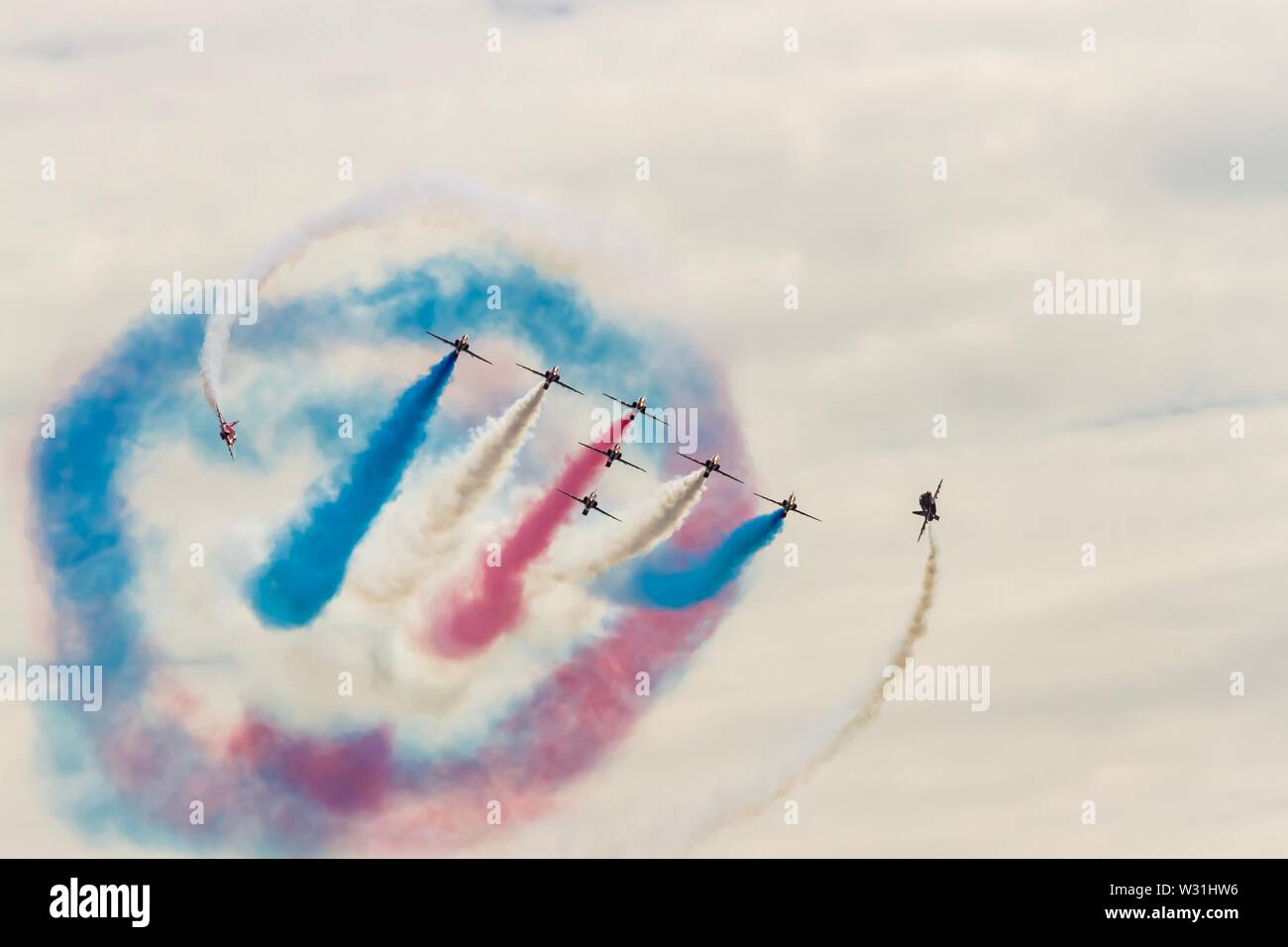 RAF Des flèches rouges d'effectuer la manœuvre de tornade avec la fumée de couleur sur Banque D'Images
