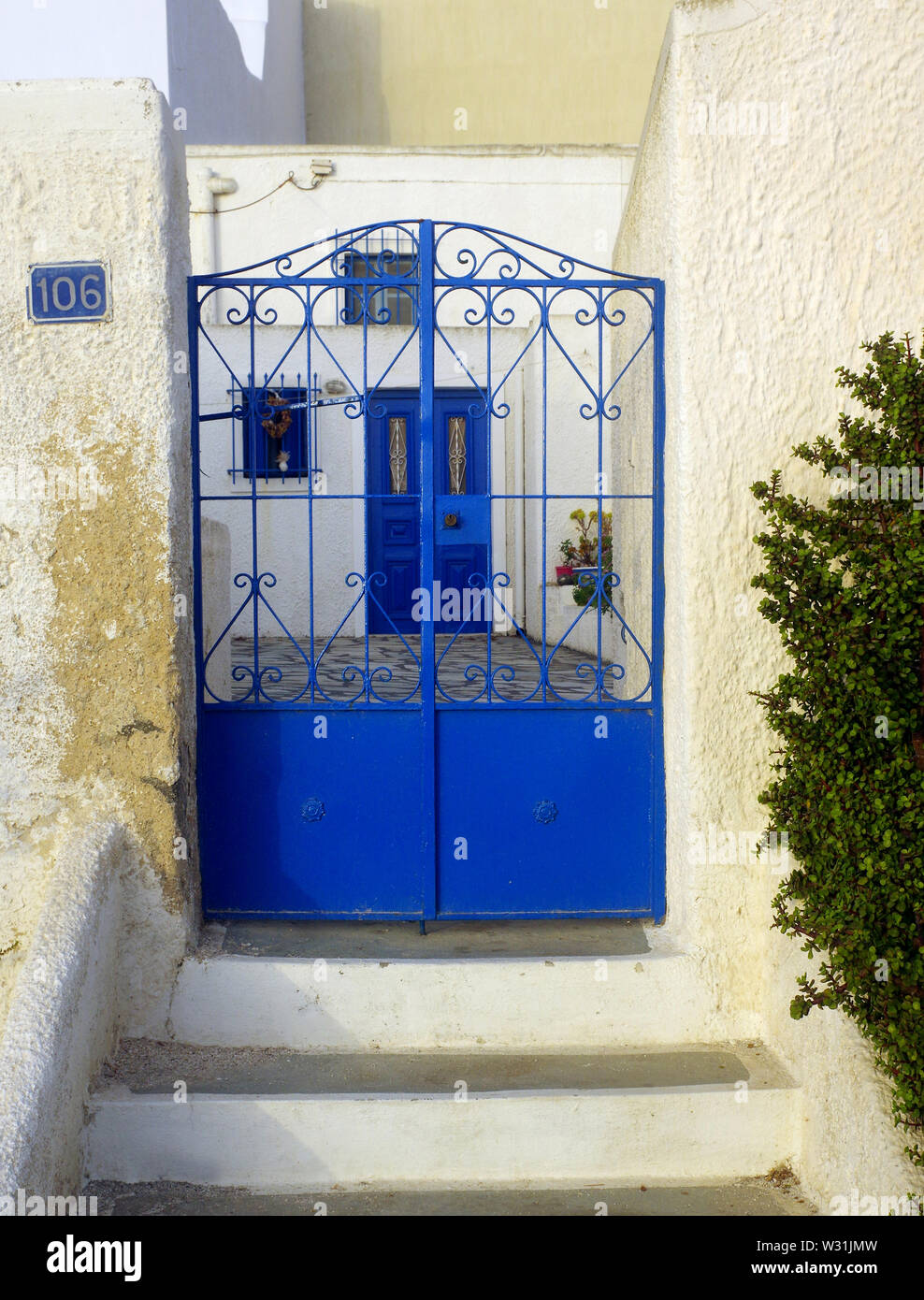 Entrée de maison à Fira, Santorini, Grèce. Banque D'Images