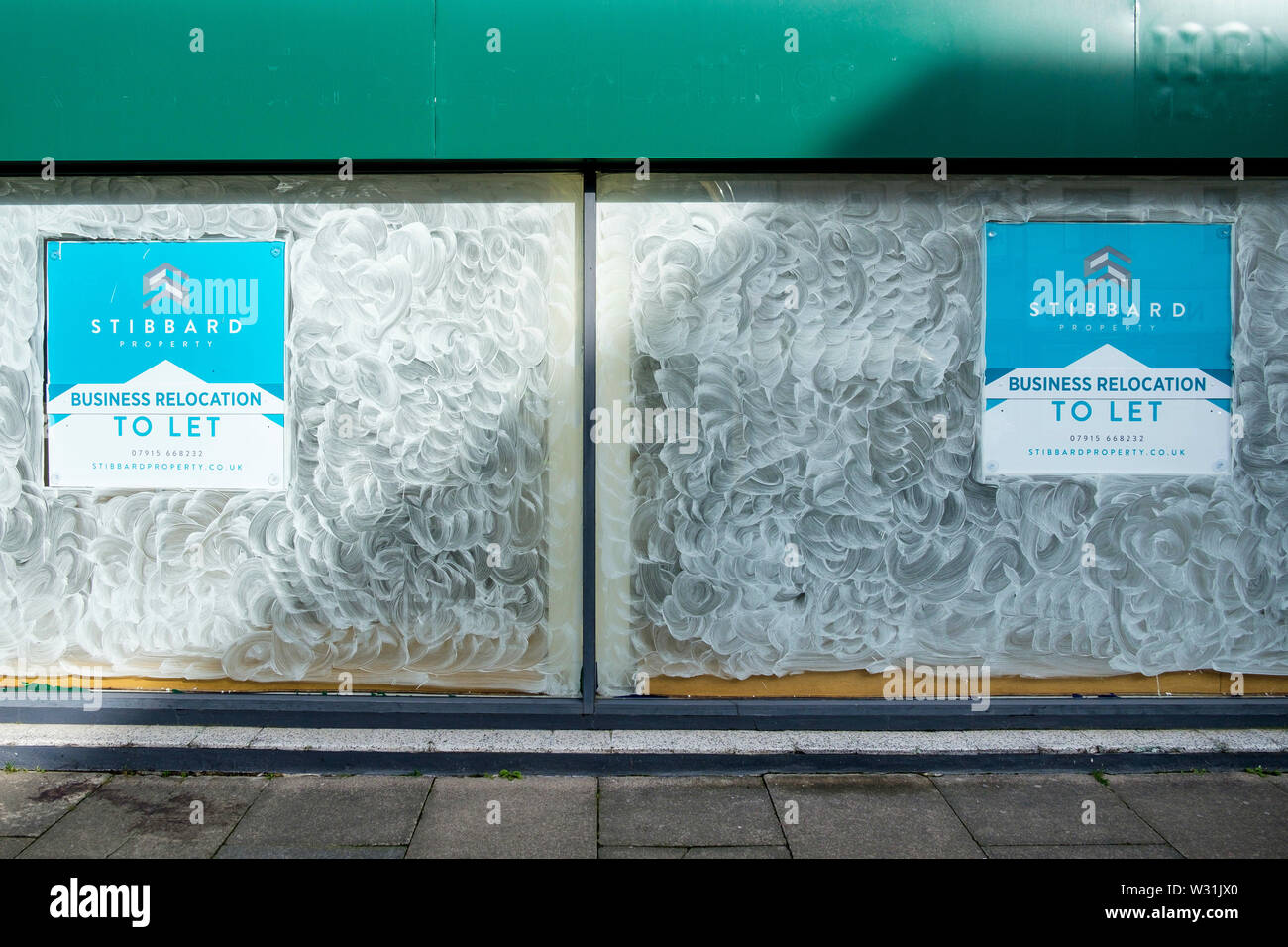 Les fenêtres d'une chaux fermé inoccupées UK high street boutique, bureau unité est représenté à Swindon, Wiltshire Banque D'Images