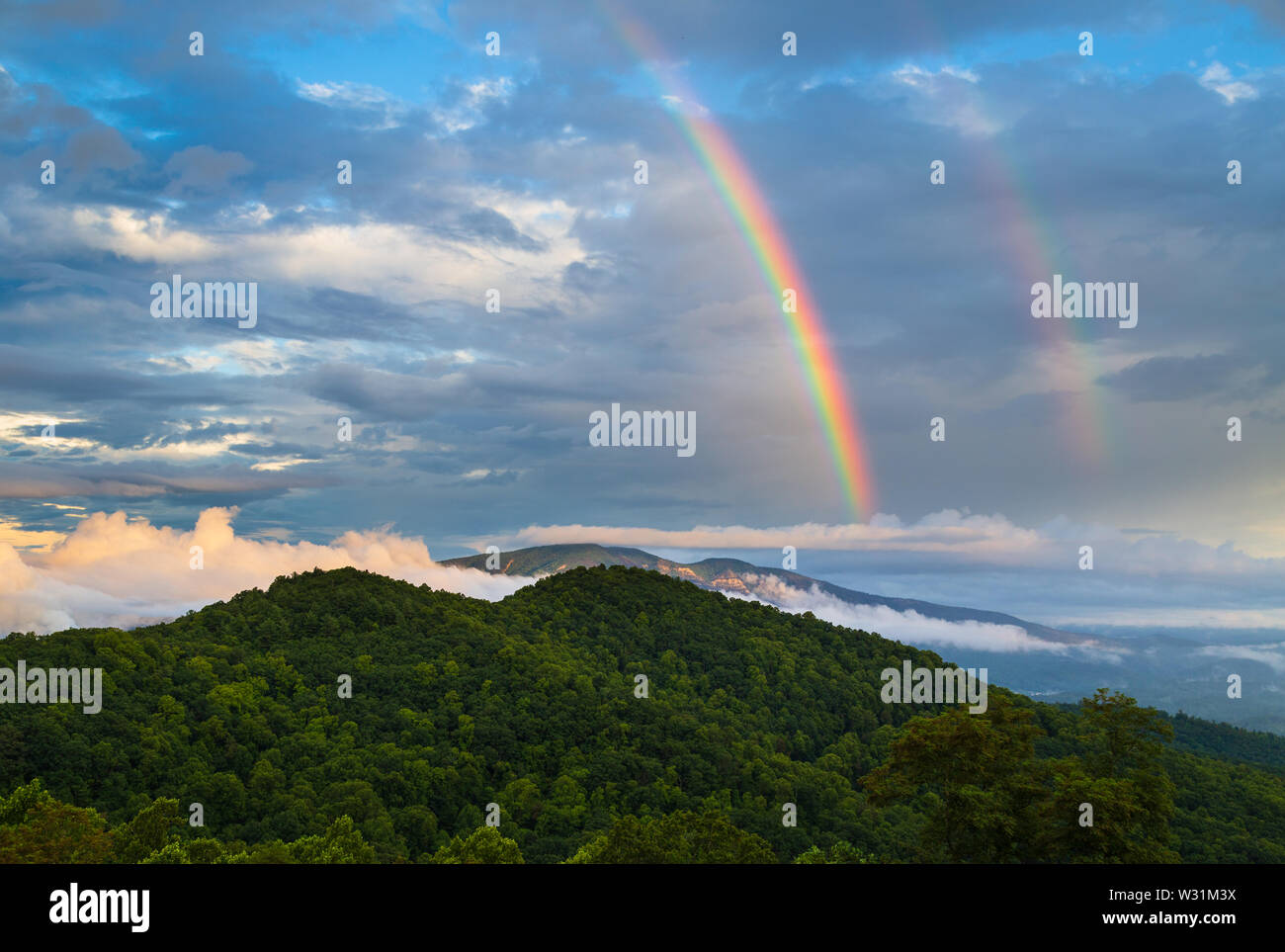 Double arc-en-ciel plus de Bald Knob dans les montagnes Blue Ridge, vu de Gillespie Gap, North Carolina, USA. Banque D'Images