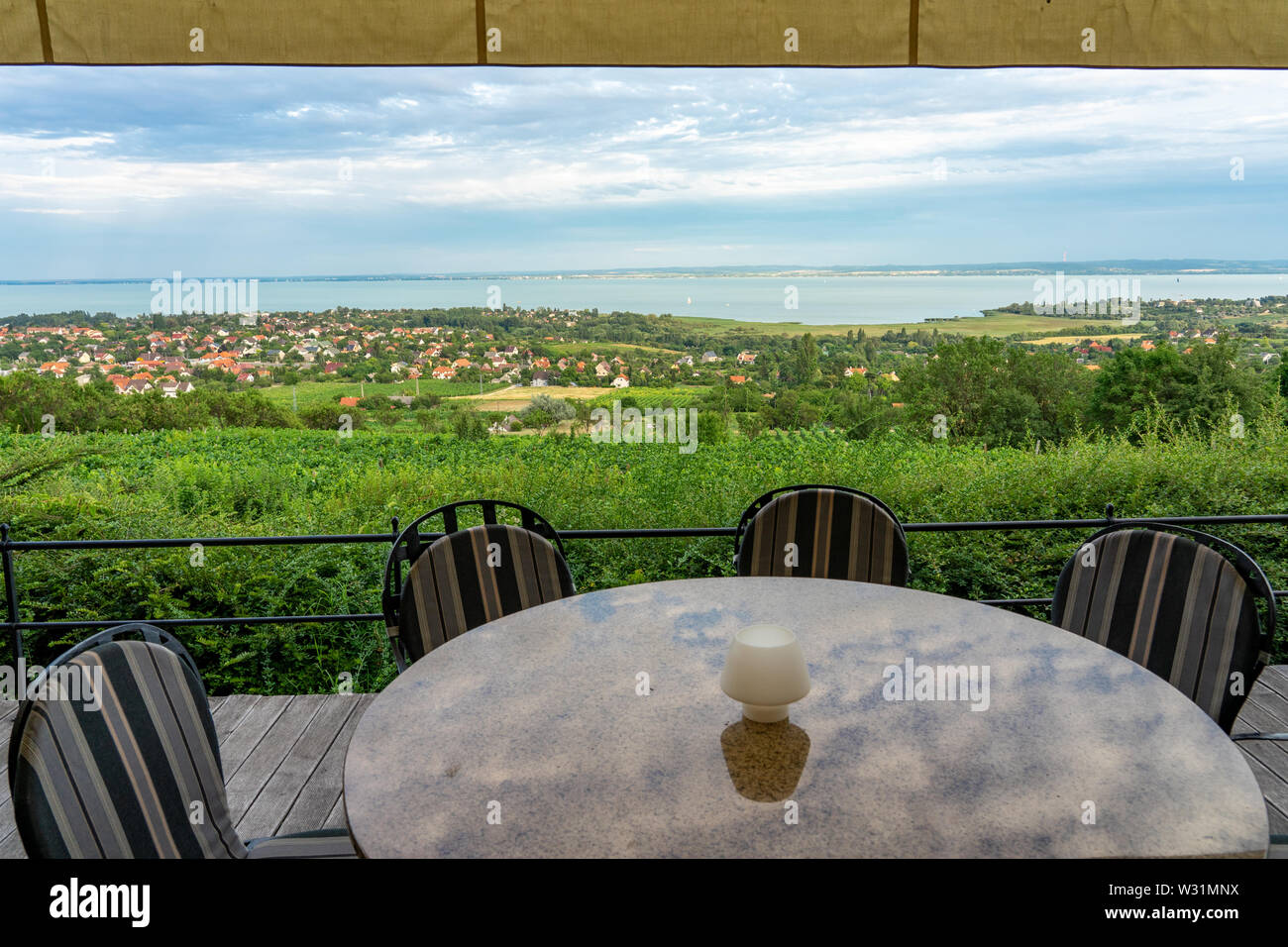 Restaurant sur le lac Balaton sur la colline, le dîner, le déjeuner, date romantique, manger sur la nature. Poreč Restaurant à vins table avec vue Banque D'Images
