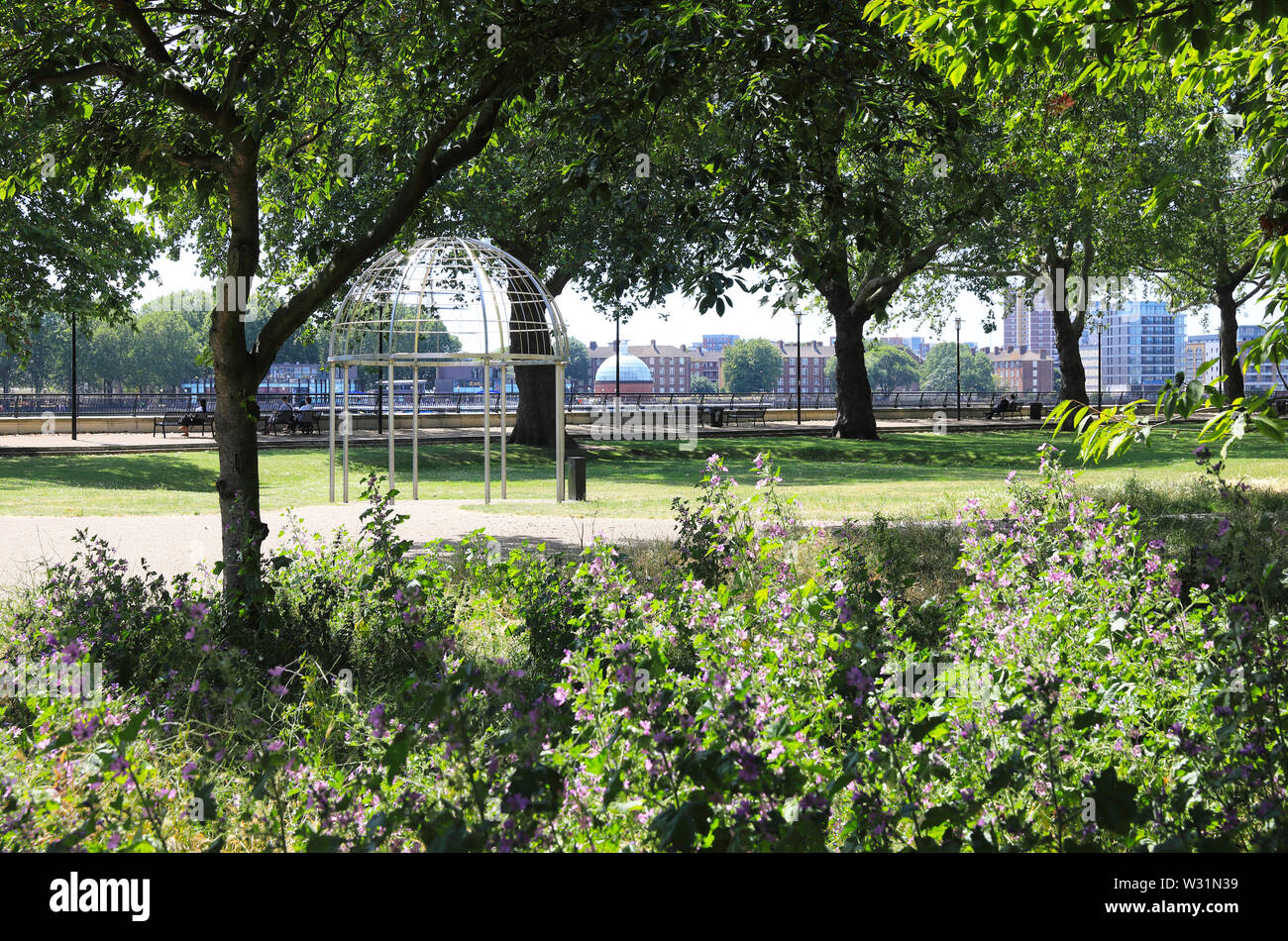 Le parc des jardins de l'île sur l'Isle of Dogs, avec vue sur la Tamise de Greenwich, dans l'Est de Londres, UK Banque D'Images