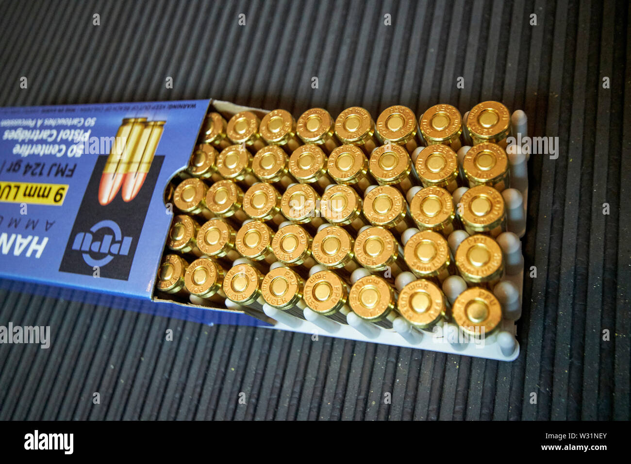 Fort complet de 9mm luger fulll metal jacket munitions pistolet à un champ de tir USA États-Unis d'Amérique Banque D'Images