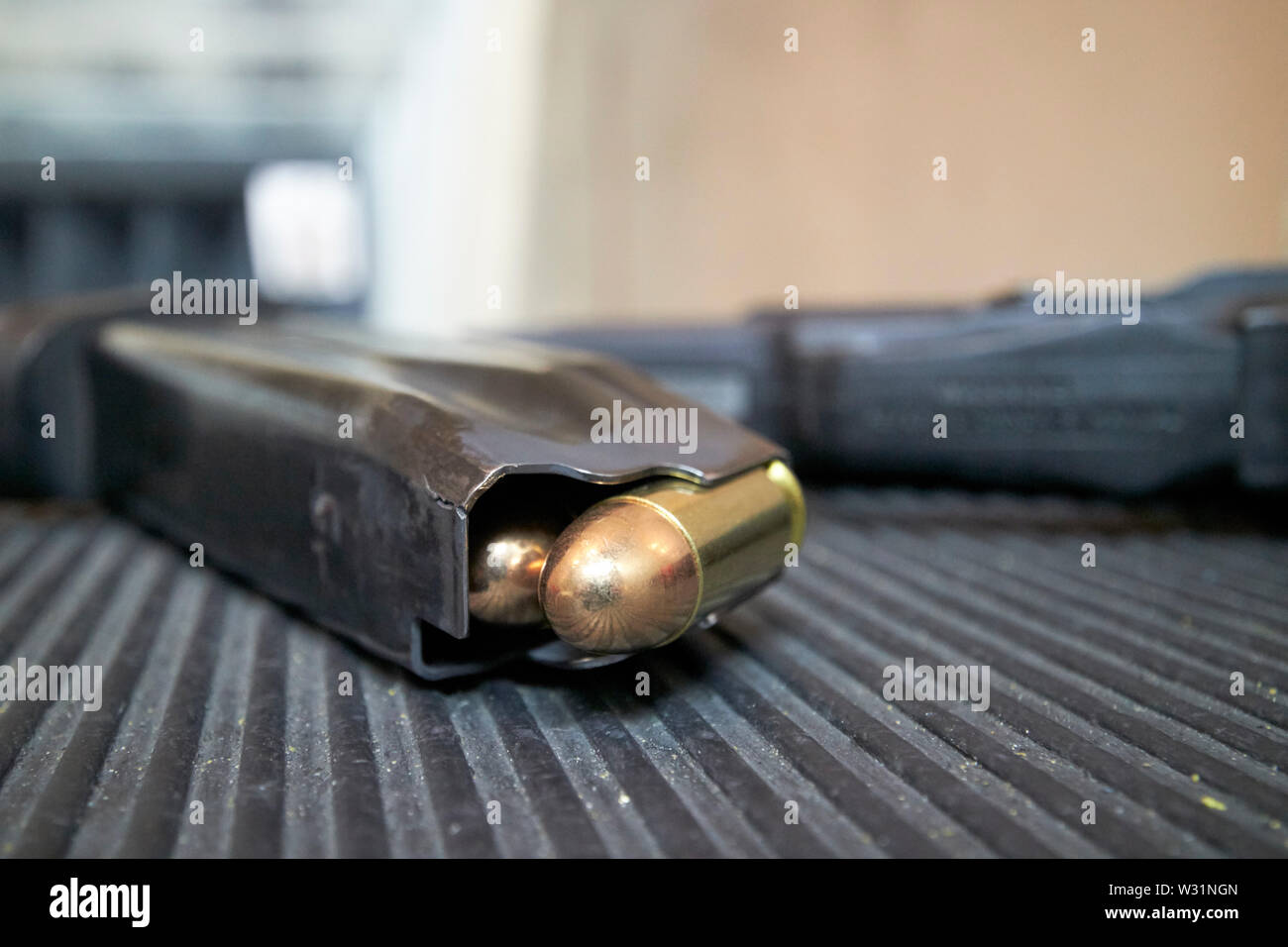 Près de 45 balles dans un magazine à une gamme d'armes à feu USA États-Unis d'Amérique Banque D'Images