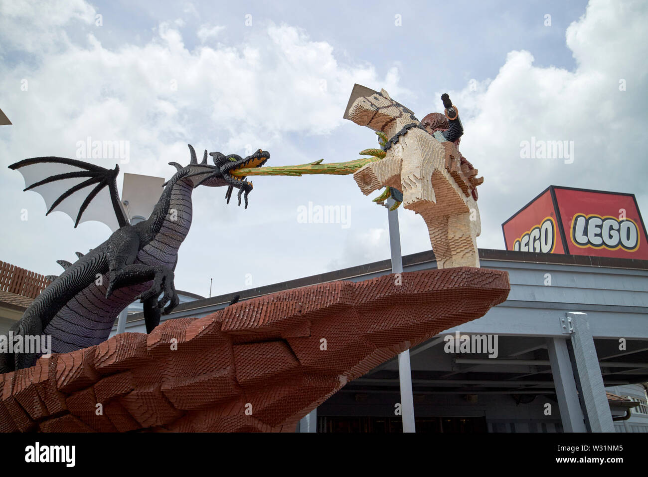 George et le dragon lego à l'extérieur de la boutique lego à disney springs Orlando la Floride Etats-Unis United States of America Banque D'Images