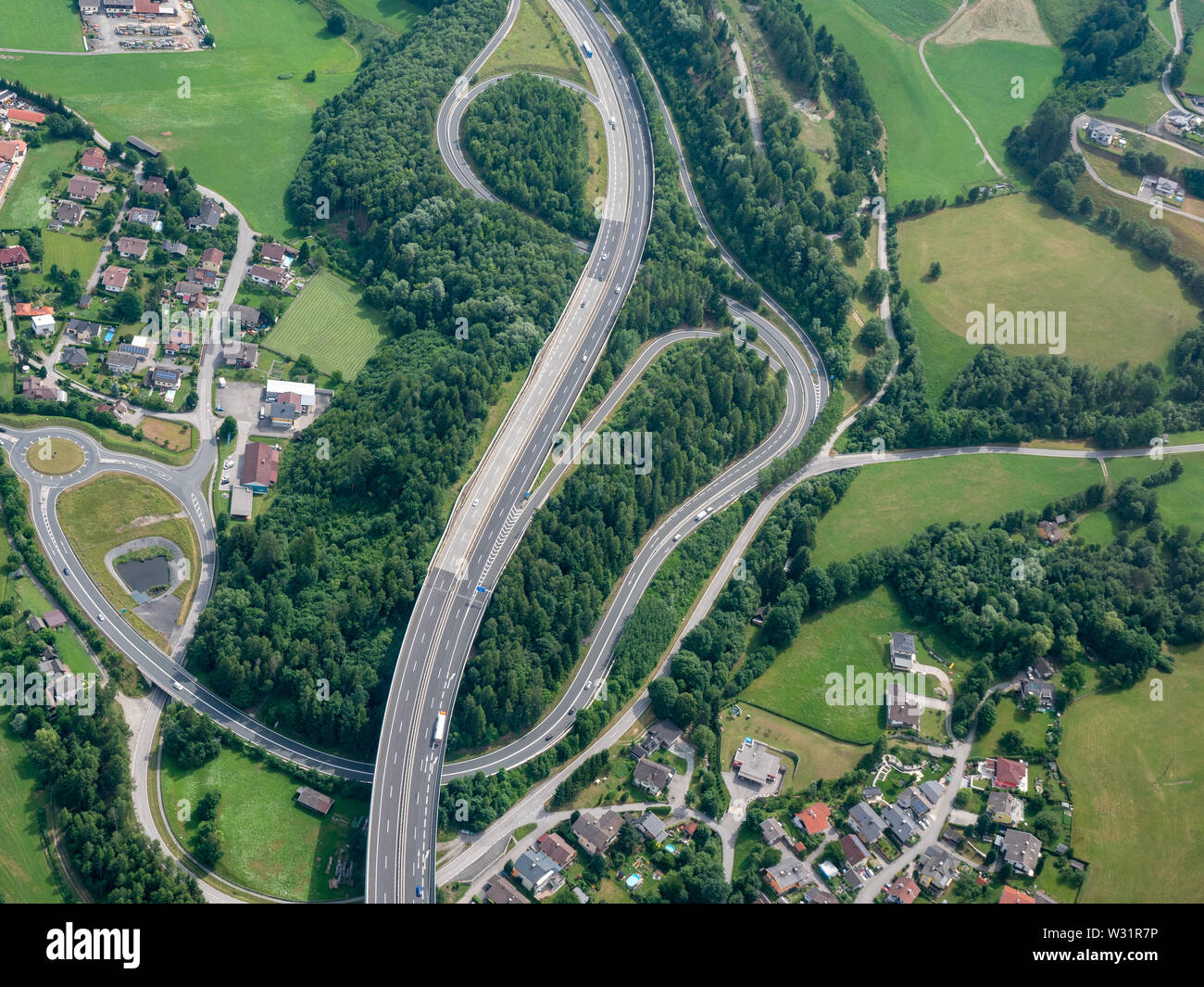 Sortie d'autoroute sur l'A-10 Phyrnautobahn en Autriche - un concept pour le trafic et le transport par voiture et camion Banque D'Images