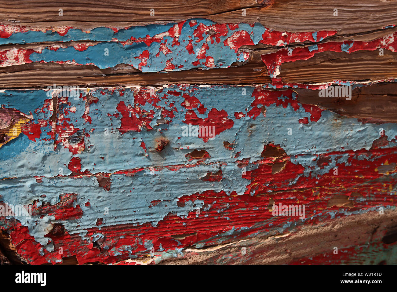 peinture ancienne bleue et rouge qui s'écaille sur un panneau en bois, arrière-plan abstrait Banque D'Images