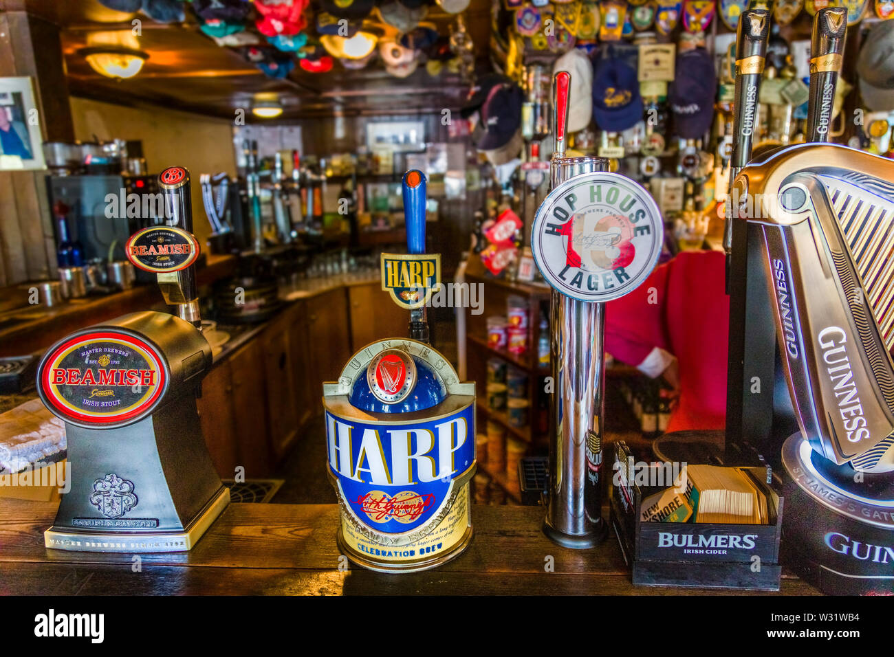 Projet de robinets dans Irish Pub Banque D'Images