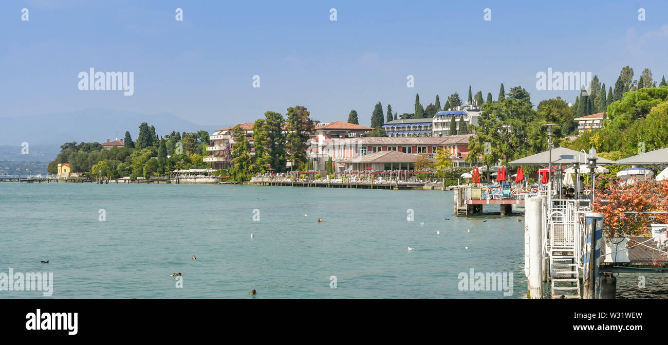 SIRMIONE, Lac de Garde, ITALIE - Septembre 2018 : le front de mer de la station balnéaire de Sirmione, sur le lac de Garde. Banque D'Images