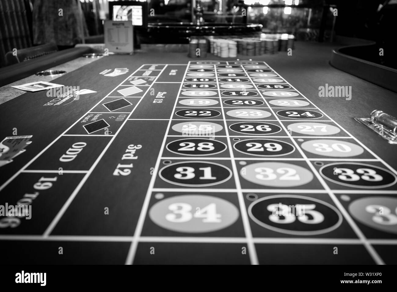 Table de roulette dans un casino de luxe. Photo en noir et blanc Banque D'Images