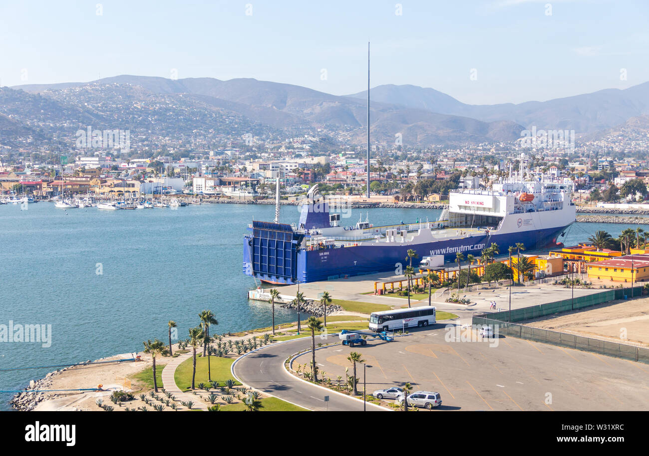 ENSENADA, MEXIQUE - MAI, 31, 2015 : Une vue aérienne d'un navire de croisière Carnival Inspiration piscine dans le port d'Ensenada Banque D'Images