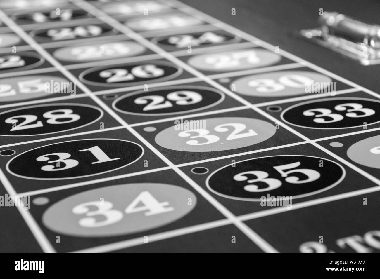 Table de roulette dans un casino de luxe. Photo en noir et blanc Banque D'Images
