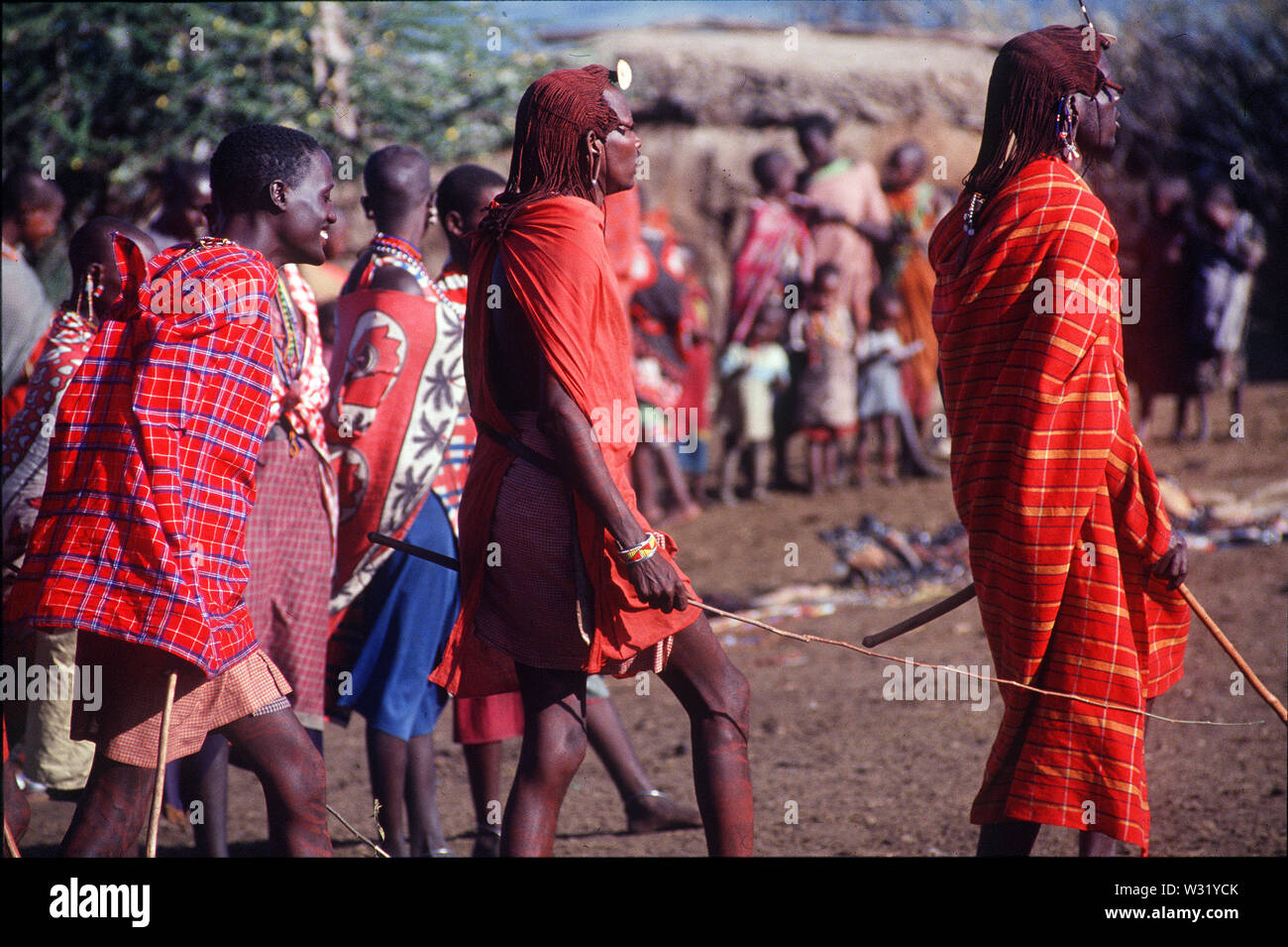 Masais dans une manyatta près de Sekenani Gate, Masai Mara, Kenya Banque D'Images