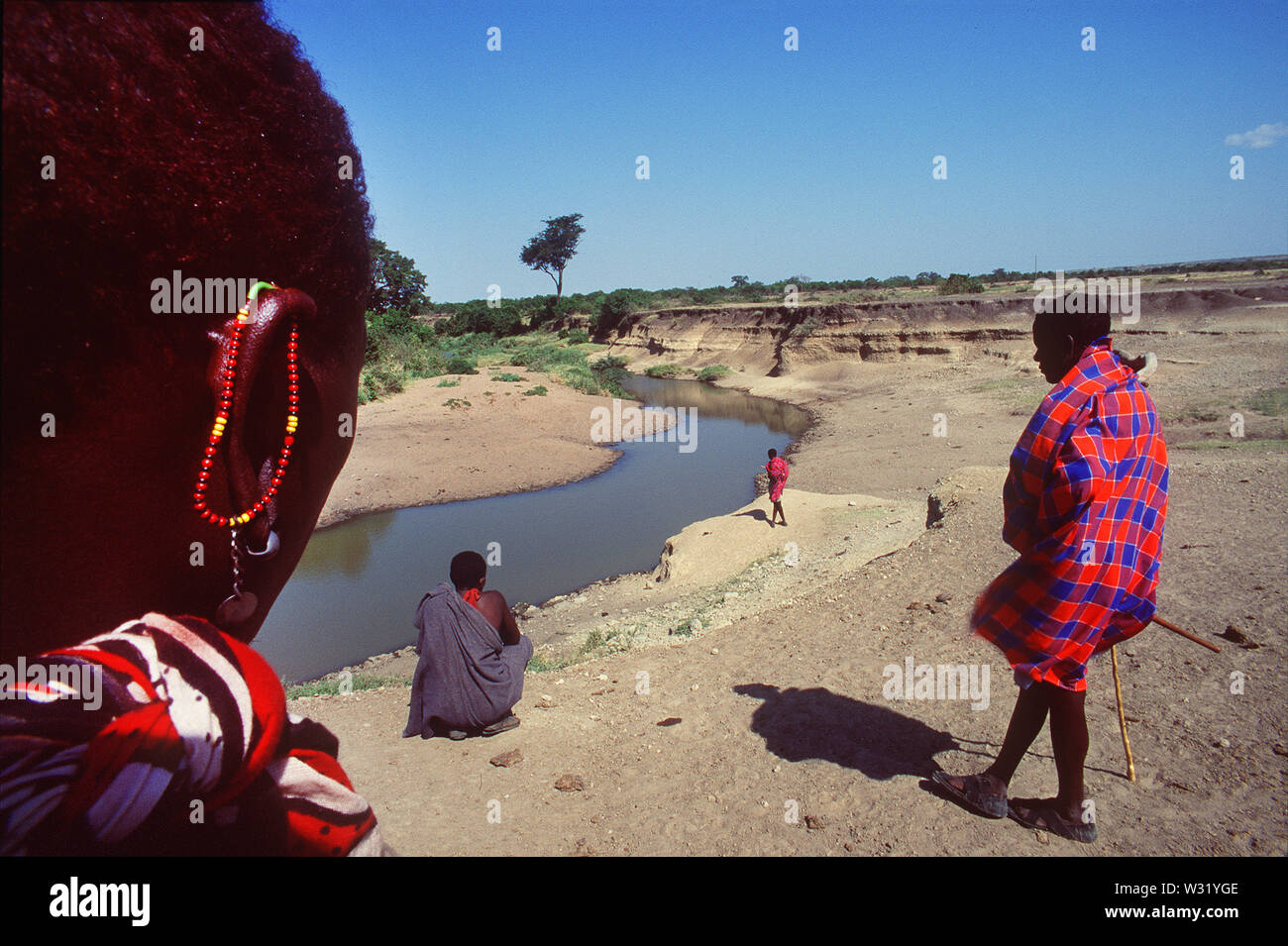Masais sur les rives de la rivière Talek Talek, près de village, Kenya Banque D'Images