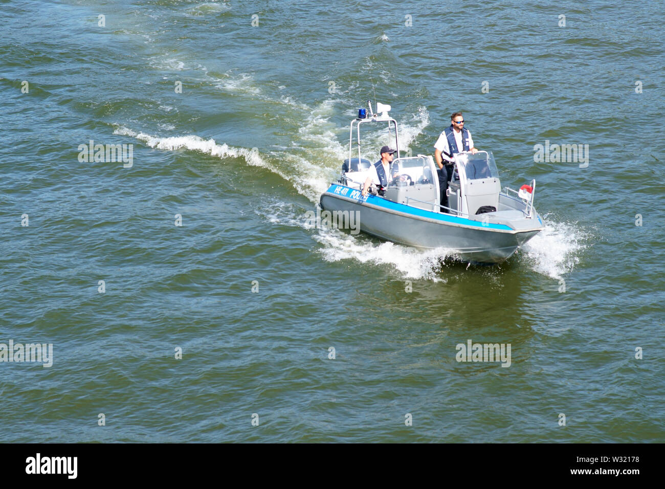 Francfort, Allemagne - Juillet 06, 2019 : La vue d'un bateau de police en patrouille sur la rivière Main sur Juillet 06, 2019 à Francfort. Banque D'Images