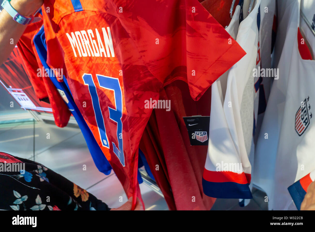 USWNT Nike maillots de football célébrant la victoire de l'équipe nationale  féminine de soccer dans la Coupe du Monde féminine à la boutique Nike  dimanche à New York, le 7 juillet 2019. (©