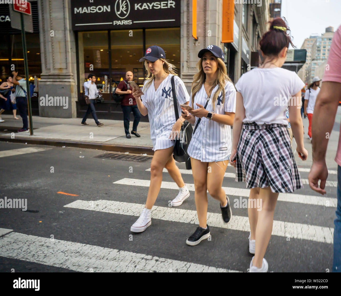 La génération y vêtus de leurs NY Yankees fashions à Chelsea à New York le Mardi, Juillet 2, 2019. (© Richard B. Levine) Banque D'Images