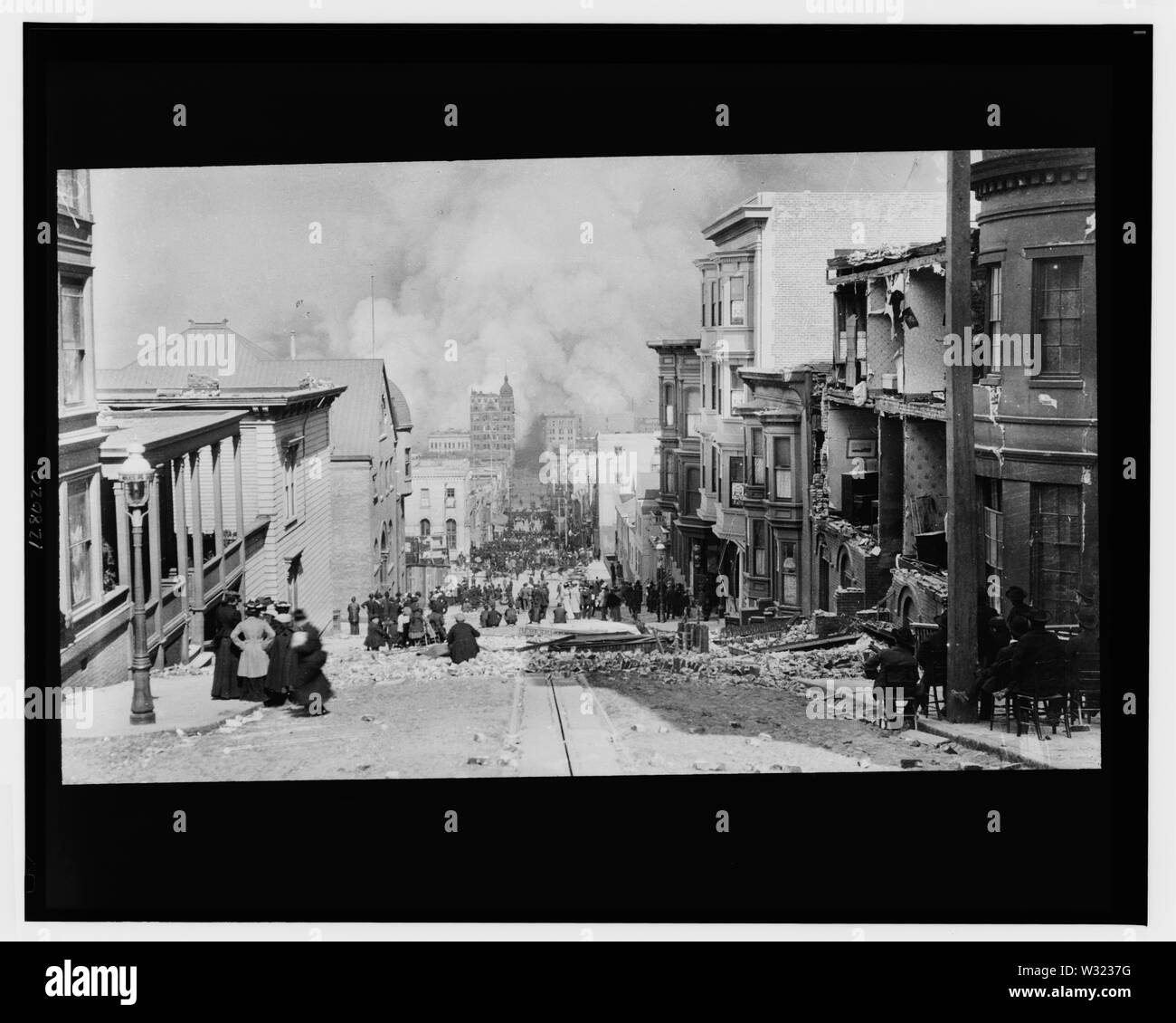 Tremblement de terre de San Francisco et l'incendie de 1906. Regardant vers le bas de la rue Sacramento, le 18 avril 1906. Banque D'Images