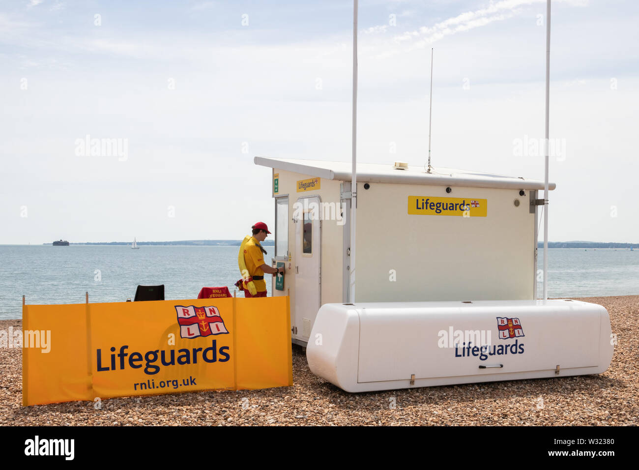 Un maître-nageur sauveteur RNLI dans une gare Banque D'Images