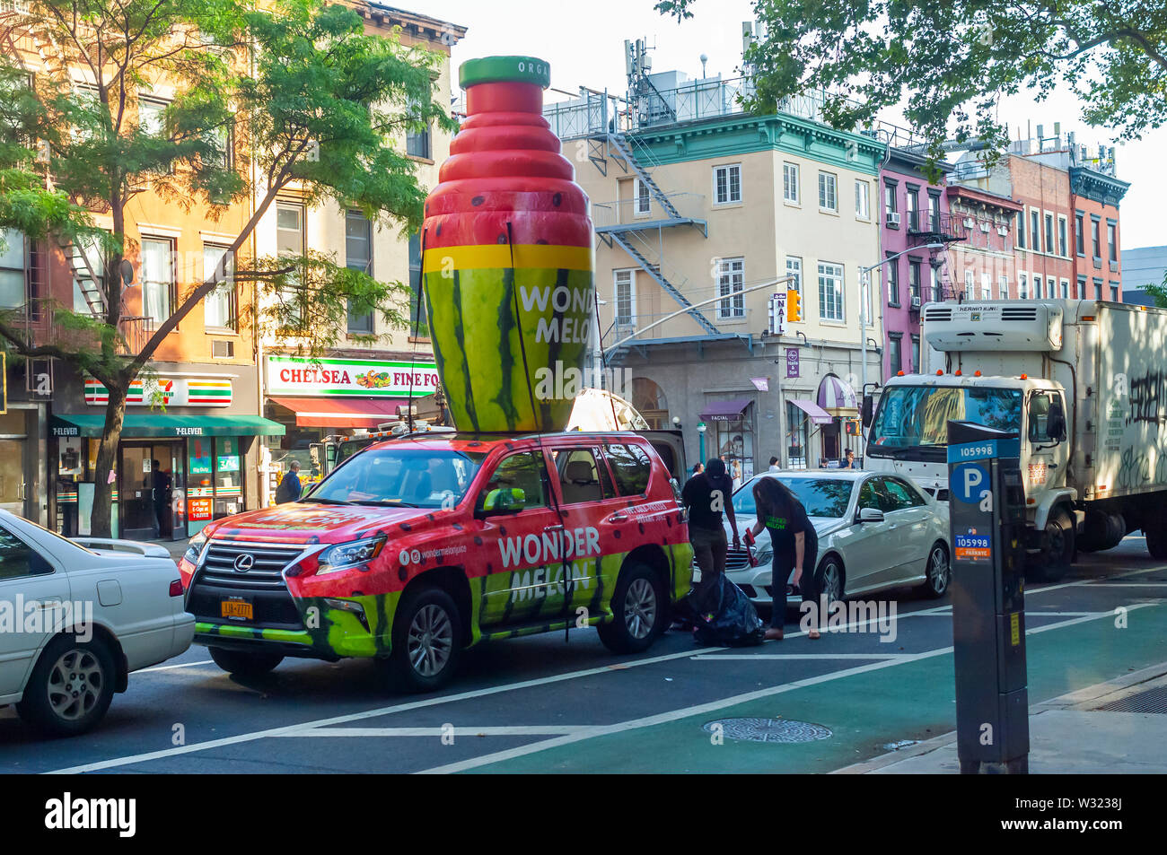 Un véhicule à un événement promotionnel pour le melon, pastèque étonnant jus, dans le quartier de Chelsea, New York le Mardi, Juillet 9, 2019. (© Richard B. Levine) Banque D'Images