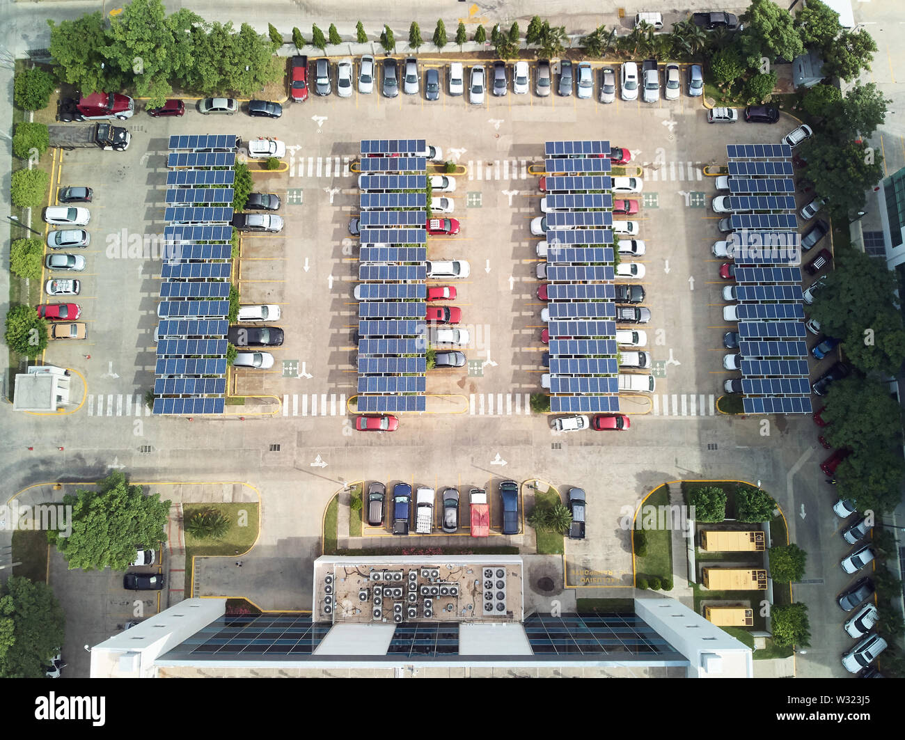 Parking avec panneaux solaires pour charger au-dessus de voitures Vue de dessus Banque D'Images