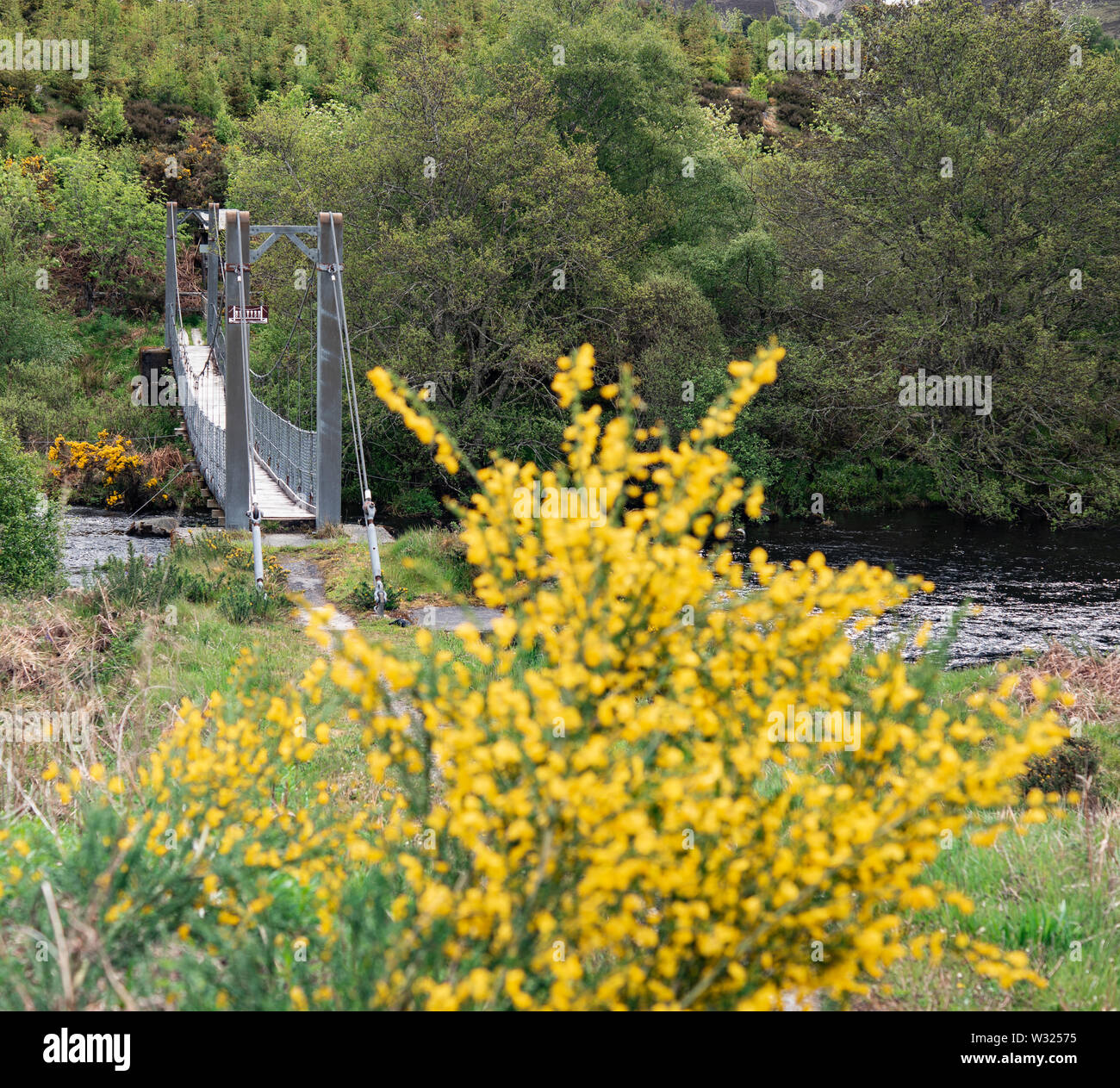 2 plate-forme de passerelle de Lairg gare avec balai commun au premier plan Banque D'Images