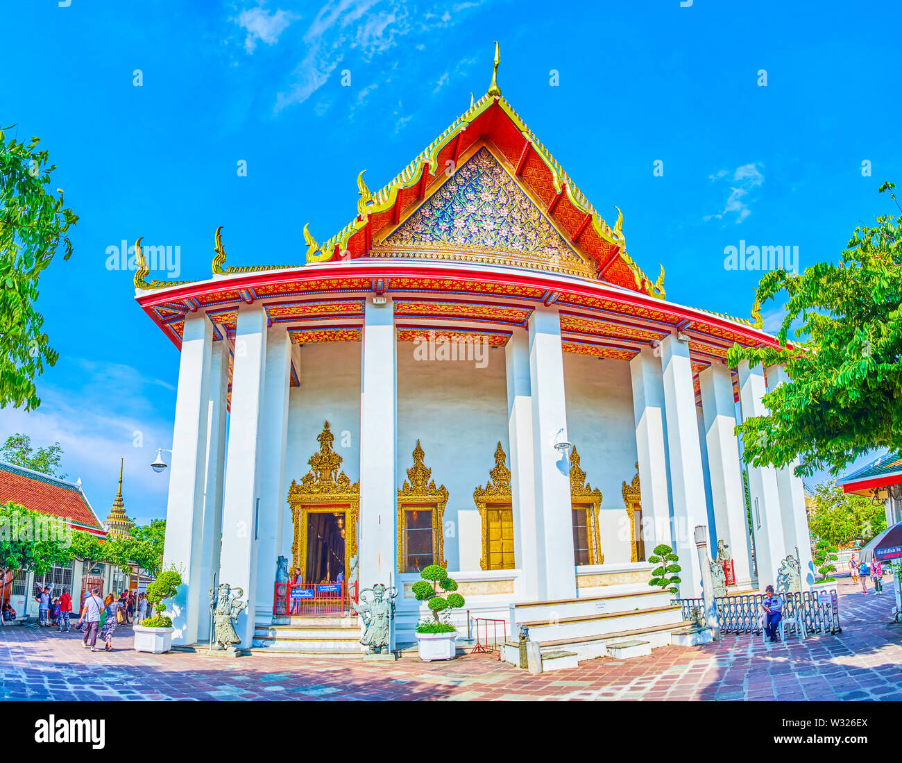 BANGKOK, THAÏLANDE - 22 avril 2019 : La façade de la Viharn Phranorn avec sculpture de Temple du Bouddha couché à l'intérieur du complexe du temple de Wat Pho, sur un Banque D'Images