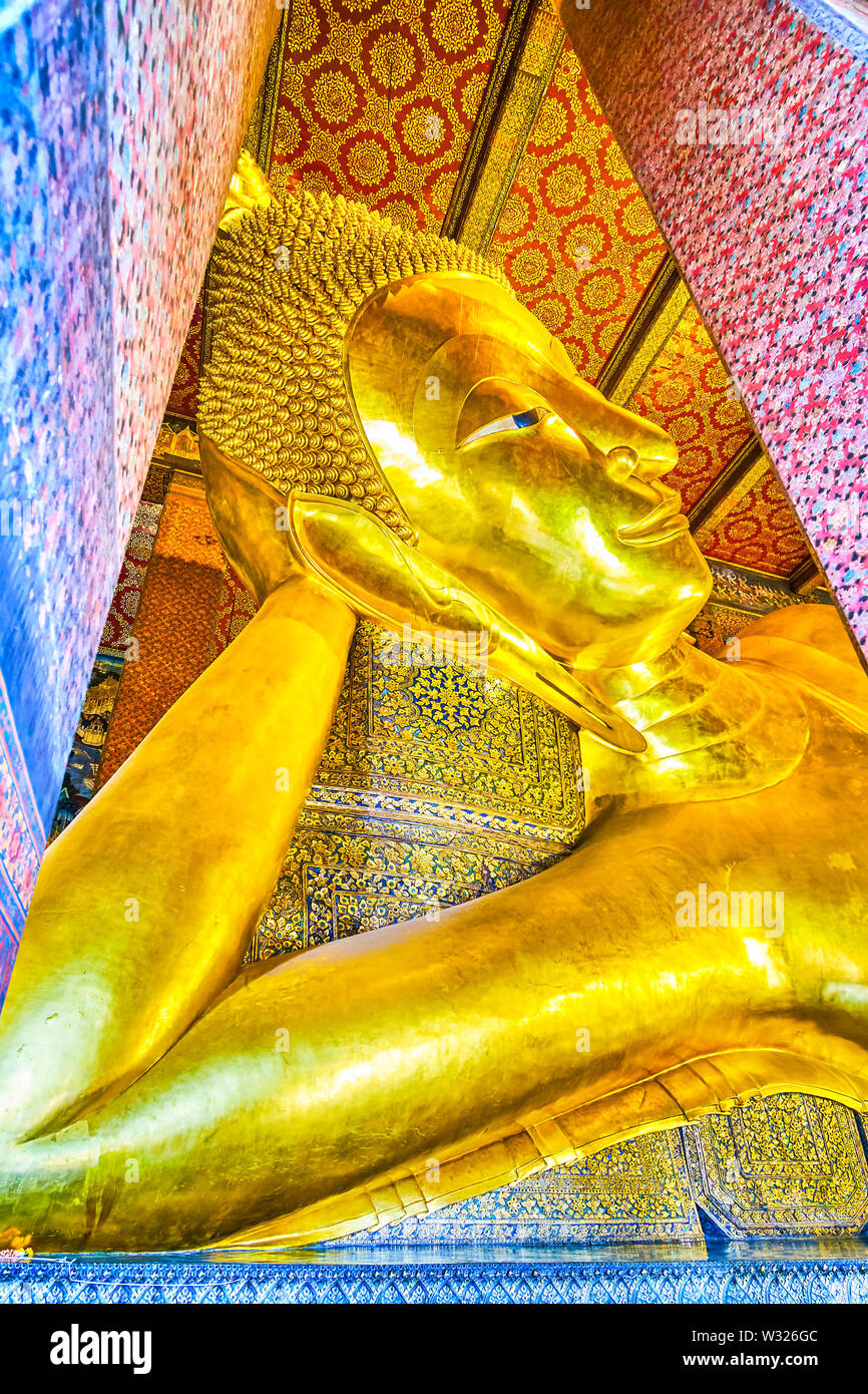 BANGKOK, THAÏLANDE - 22 avril 2019 : Le grand Bouddha couché d'or prend en charge la tête avec le bras par le Phranorn énormes colonnes de Viharn temp Banque D'Images