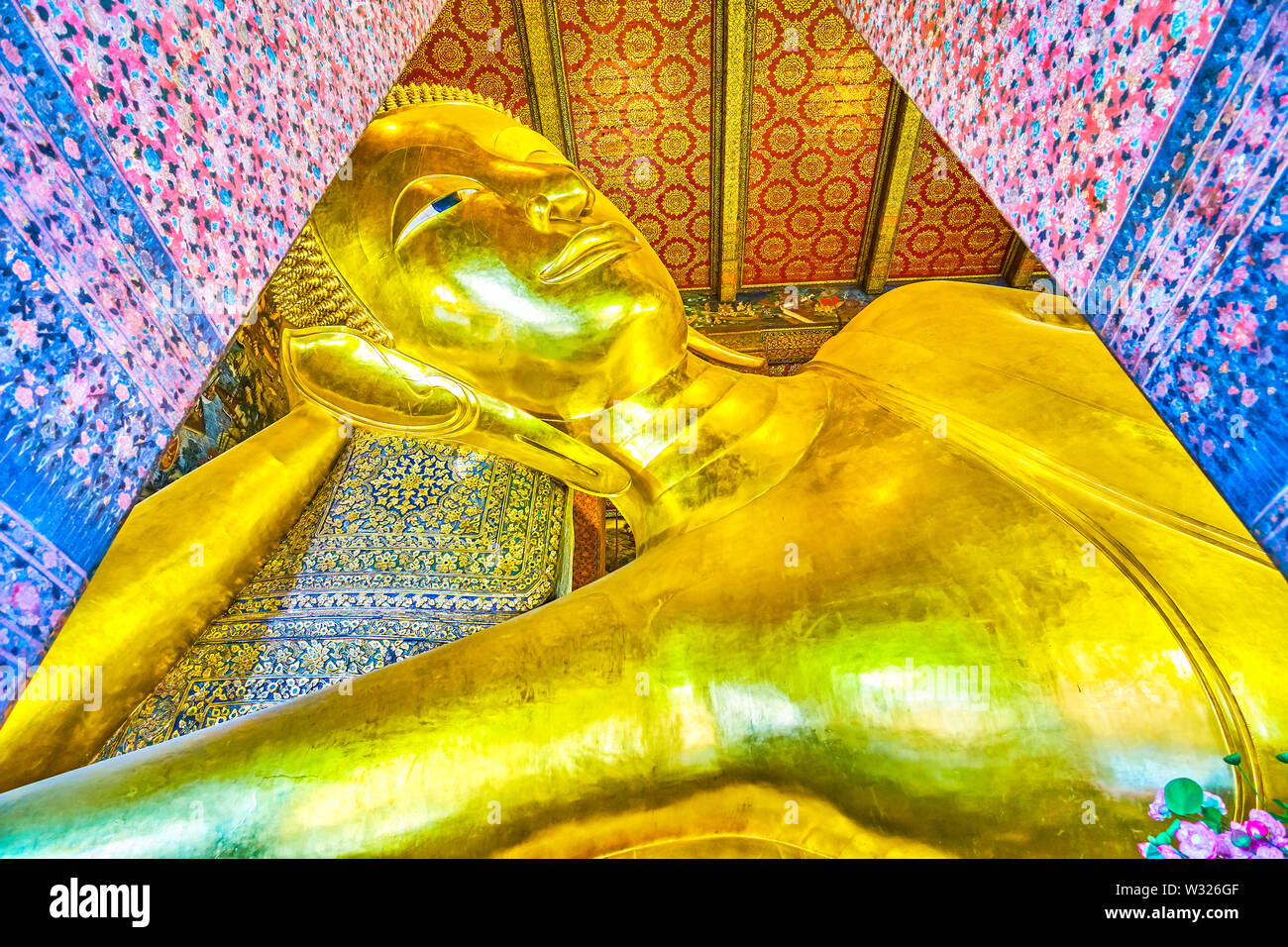 BANGKOK, THAÏLANDE - 22 avril 2019 : La grande sculpture d'or de Bouddha Couché se trouve sur le sol carrelé oreiller joliment décorées dans Phranorn Viharn t Banque D'Images