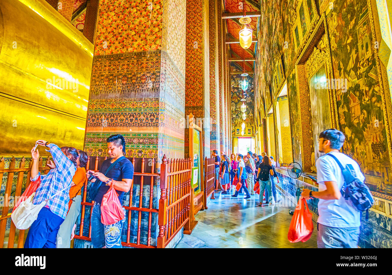 BANGKOK, THAÏLANDE - 22 avril 2019 : Le groupe de touristes de prendre une photos d'Relcining au bouddha du temple de Wat Pho, le 22 avril à Bangkok Banque D'Images