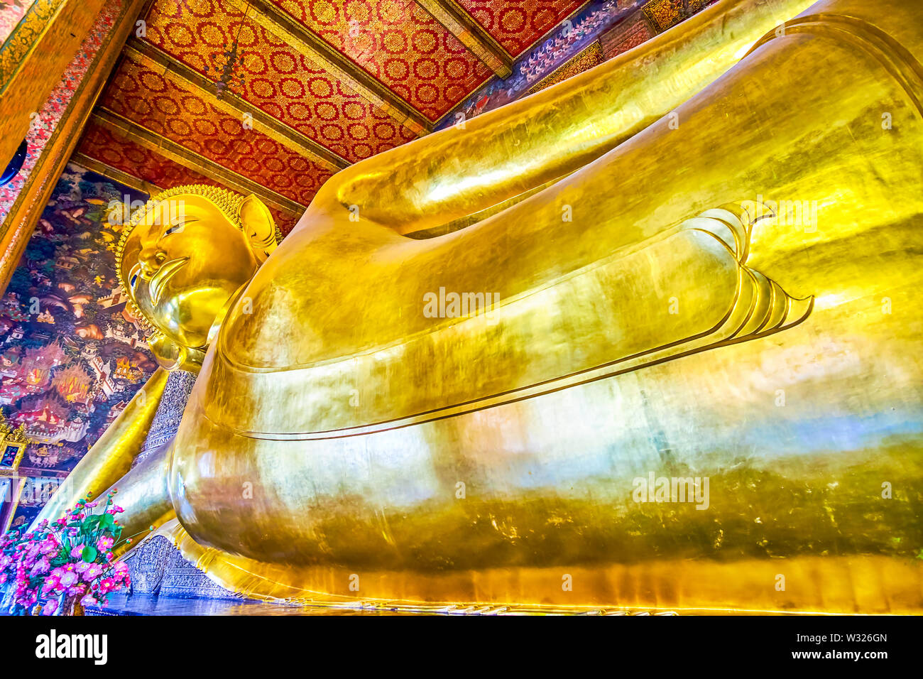 BANGKOK, THAÏLANDE - 22 avril 2019 : La belle statue en or de Bouddha couché au cours d'atteindre le nirvana dans la chapelle du Bouddha couché, Wat Pho Banque D'Images