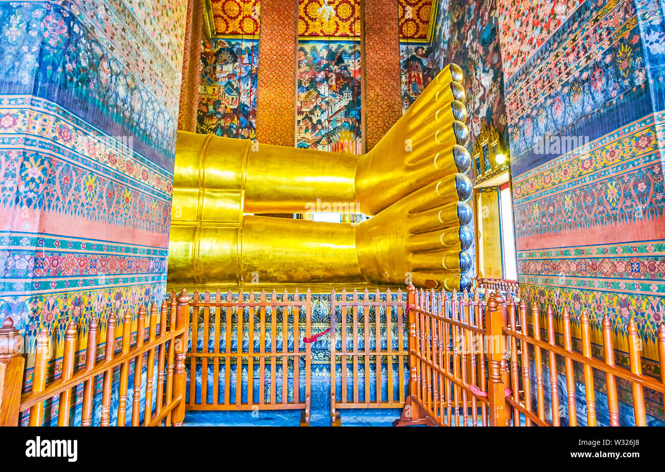 BANGKOK, THAÏLANDE - 22 avril 2019 : les jambes dorées du Bouddha couché avec semelles décorées dans Phranorn Viharn temple de Wat Pho, complexe le 22 avril Banque D'Images