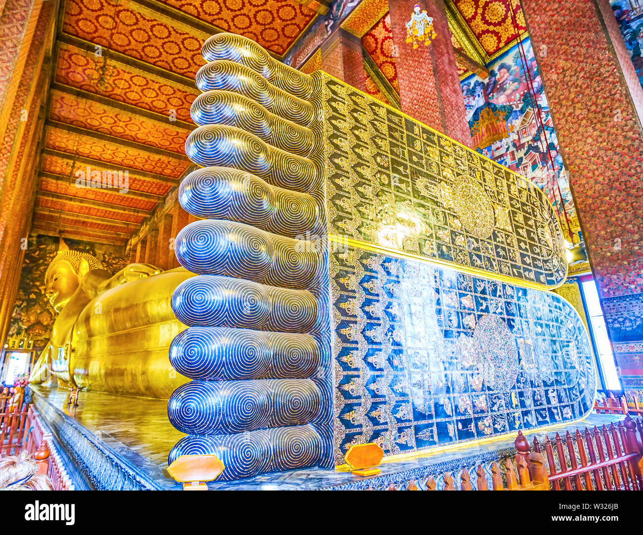 BANGKOK, THAÏLANDE - 22 avril 2019 : La plante du Bouddha Couché plante dans Phranorn avec belle Viharn temple incrusté de perles, représentant des Banque D'Images