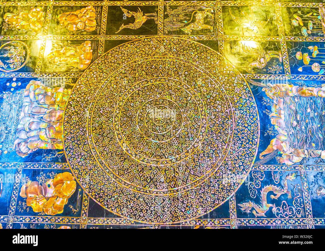 BANGKOK, THAÏLANDE - 22 avril 2019 : Le gros plan de la partie centrale de pearl inlay des semelles de Bouddha, le cercle représente le chakra ou e Banque D'Images