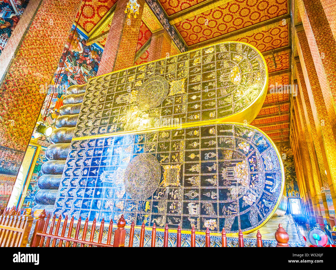 BANGKOK, THAÏLANDE - 22 avril 2019 : Le gros plan de la décoration du Bouddha est la plante avec des images incrustées pearl, Wat Pho temple, le 22 avril à Ban Banque D'Images