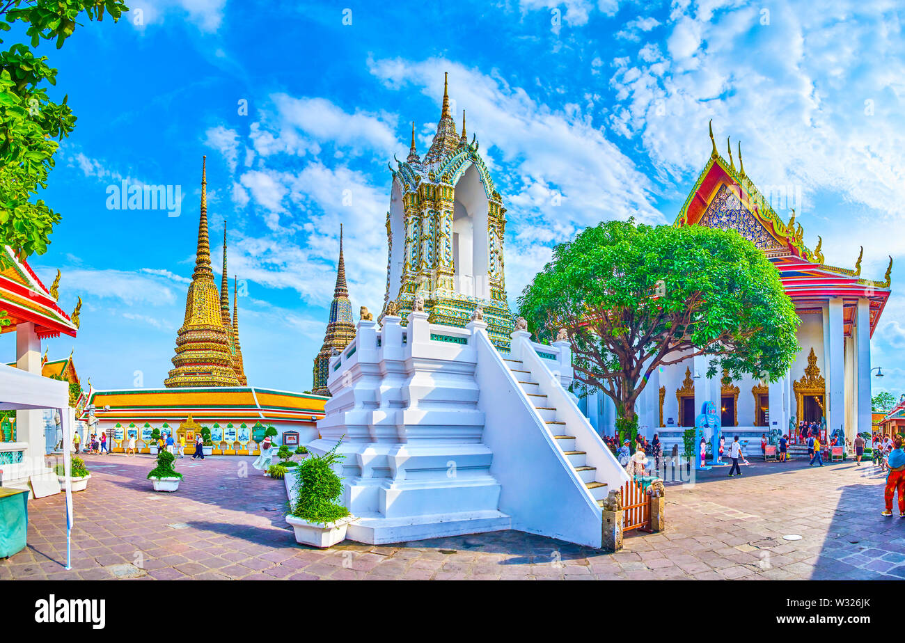 BANGKOK, THAÏLANDE - 22 avril 2019 : La grande cour du temple de Wat Pho avec de nombreux temples, pagodes et petit clocher au milieu, le 22 avril je Banque D'Images