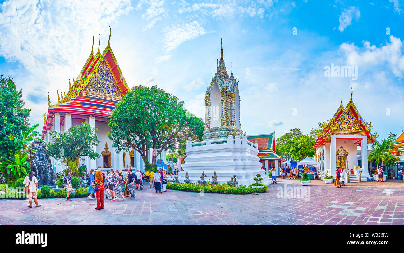 BANGKOK, THAÏLANDE - 22 avril 2019 : vue panoramique vue sur cour de Wat Pho avec de grands complexes de culte avec Bouddha couché sculpture à l'intérieur, le Banque D'Images
