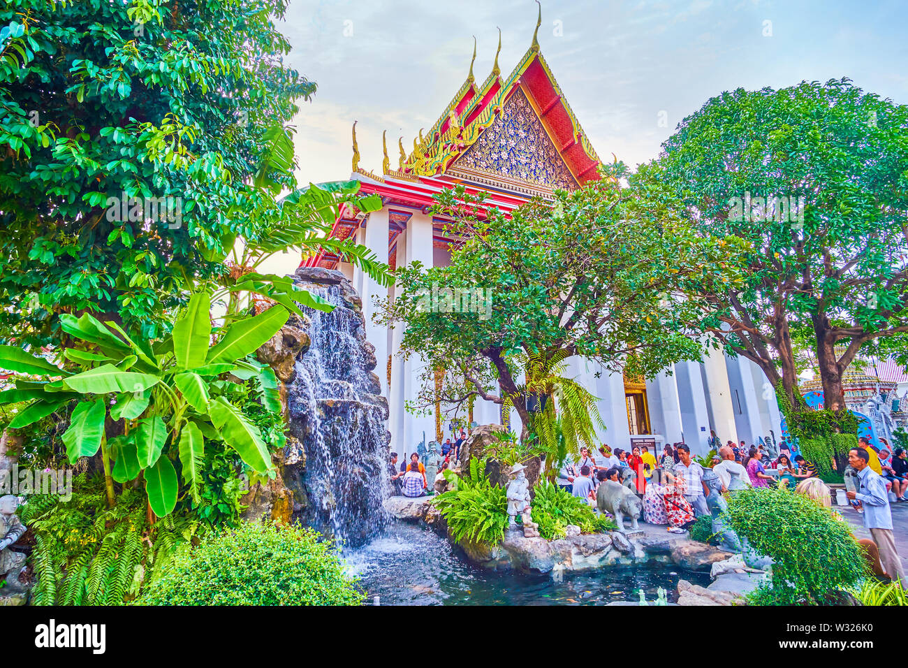 BANGKOK, THAÏLANDE - 22 avril 2019 : les touristes reste sur la frontière de la cascade de pierre's Pond et se préparer à une plus grande exploration de Wat Pho reli Banque D'Images