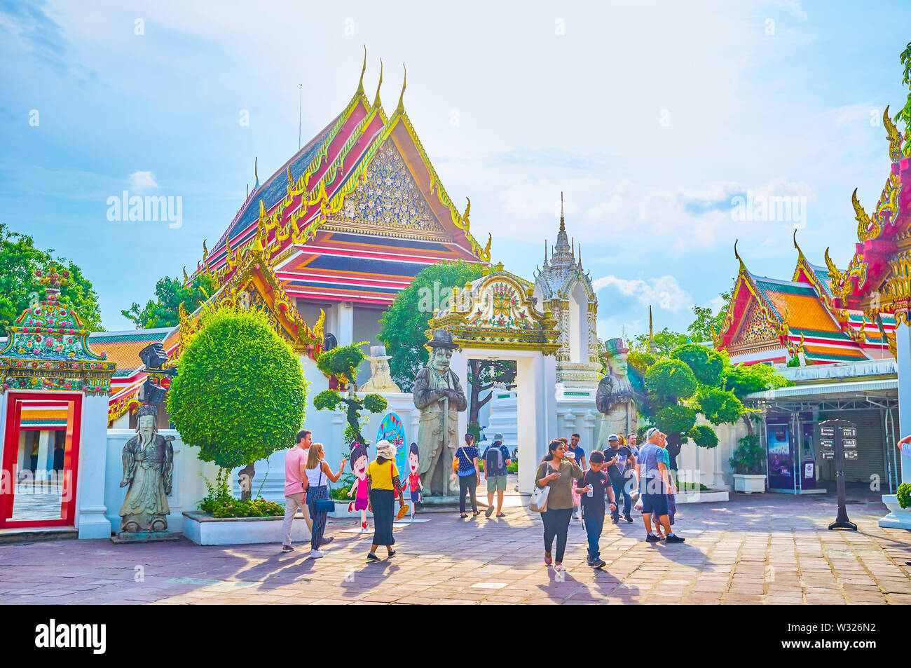 BANGKOK, THAÏLANDE - 22 avril 2019 : les belles portes à Viharn cour Phranorn décorées avec des œuvres d'art et deux gardiens en chinois s stoge Banque D'Images