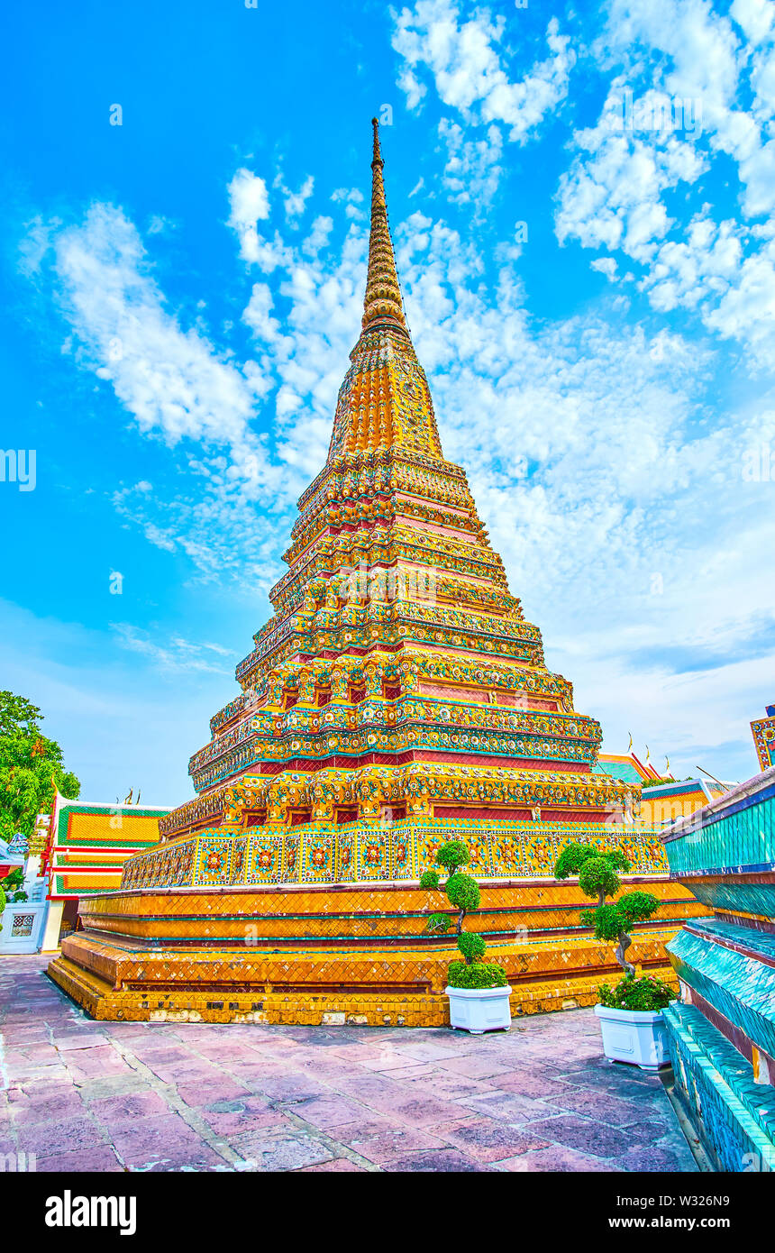 La magnifique stupa jaune de Phra Maha Chedi culte décoré de carreaux émaillés chinois avec ornements floraux est l'un des quatre complexes de Wat Pho, modèle caractéristique Banque D'Images